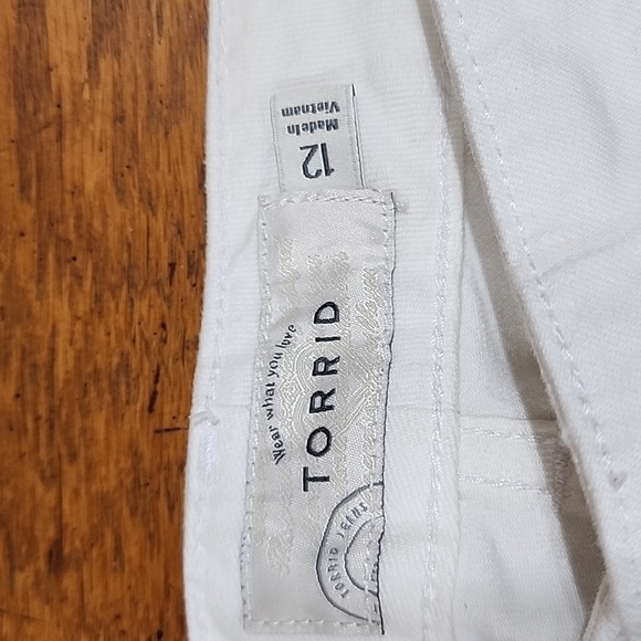 Torrid Cuffed White Denim Shorts Non Distressed Size 12 - Picture 3 of 8